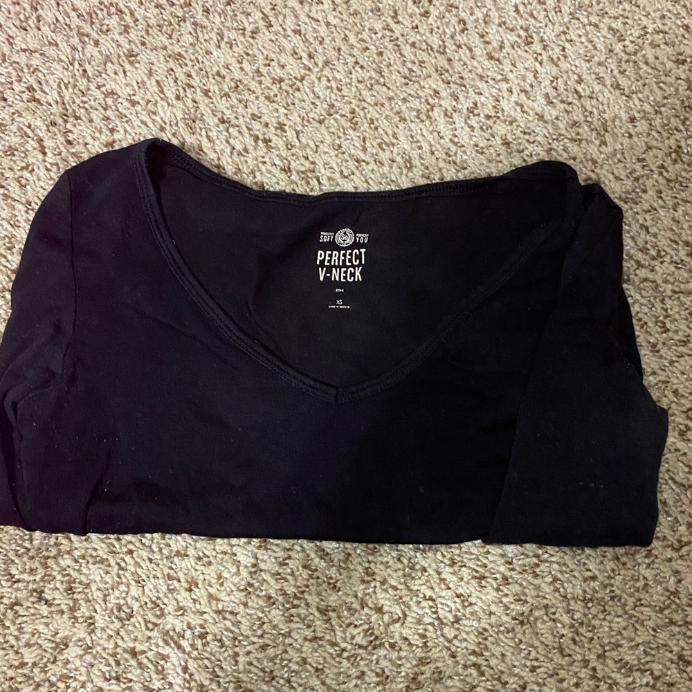 Black vneck longsleeve